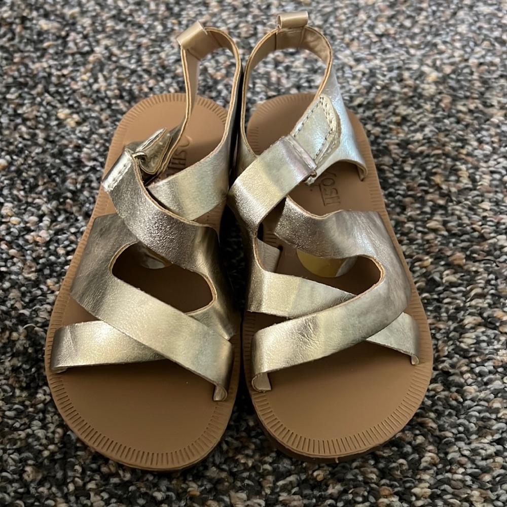 Oshkosh girl toddler sandals size 8. Used a couple of times.